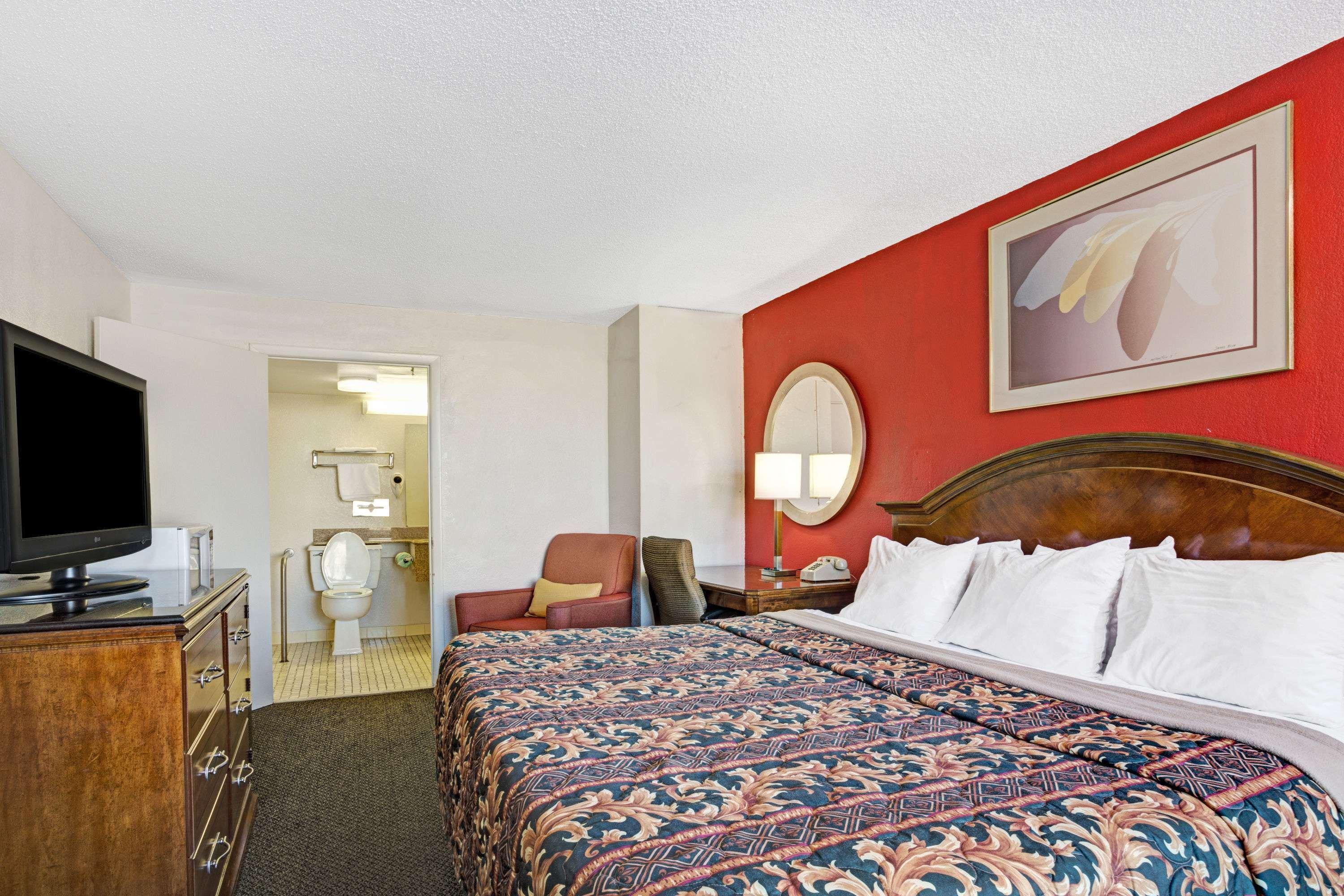 Days Inn By Wyndham Norfolk Military Circle Extérieur photo