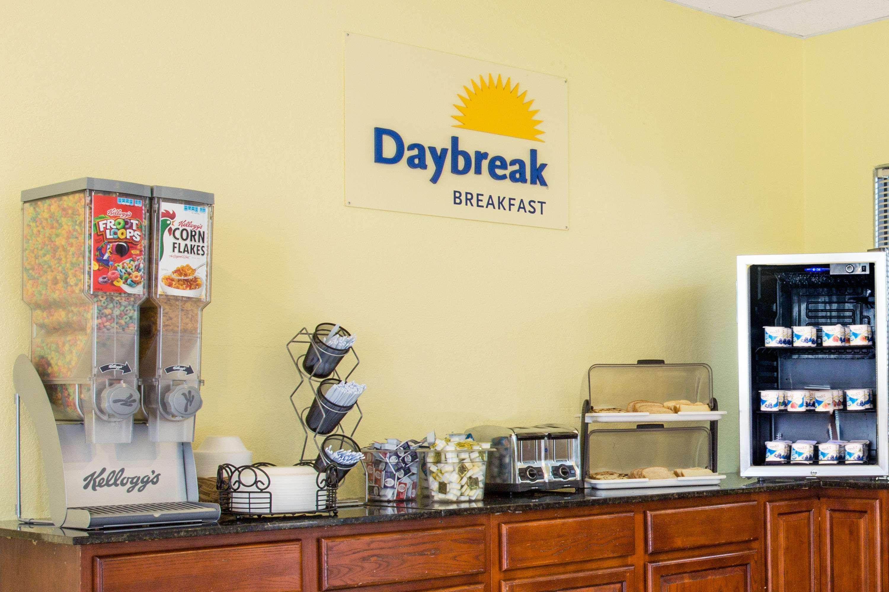 Days Inn By Wyndham Norfolk Military Circle Extérieur photo