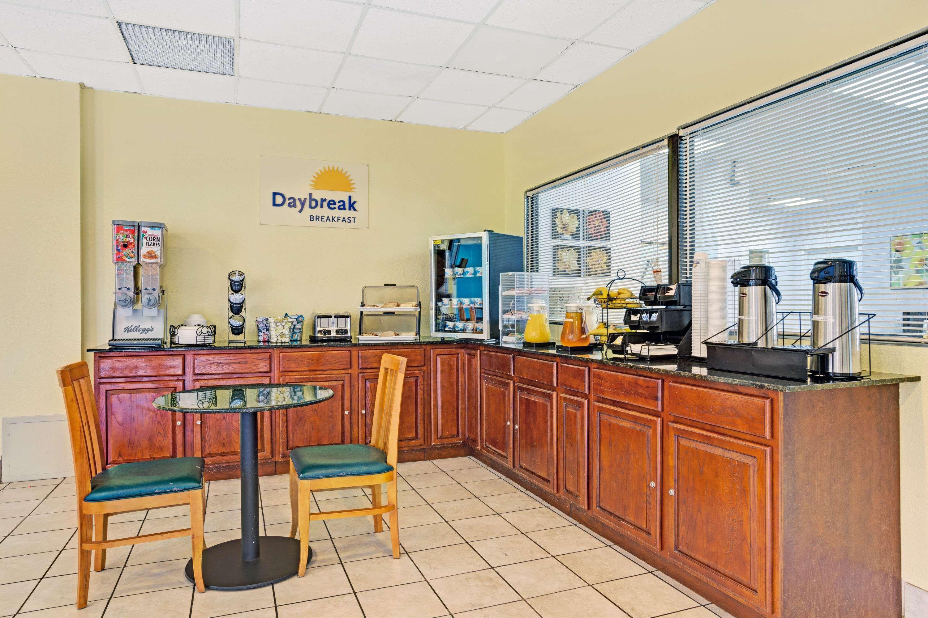 Days Inn By Wyndham Norfolk Military Circle Extérieur photo