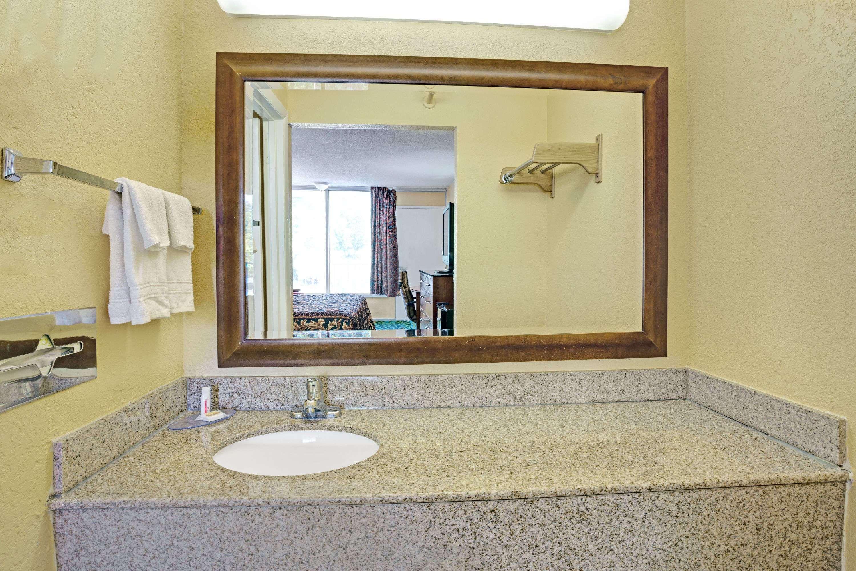 Days Inn By Wyndham Norfolk Military Circle Extérieur photo