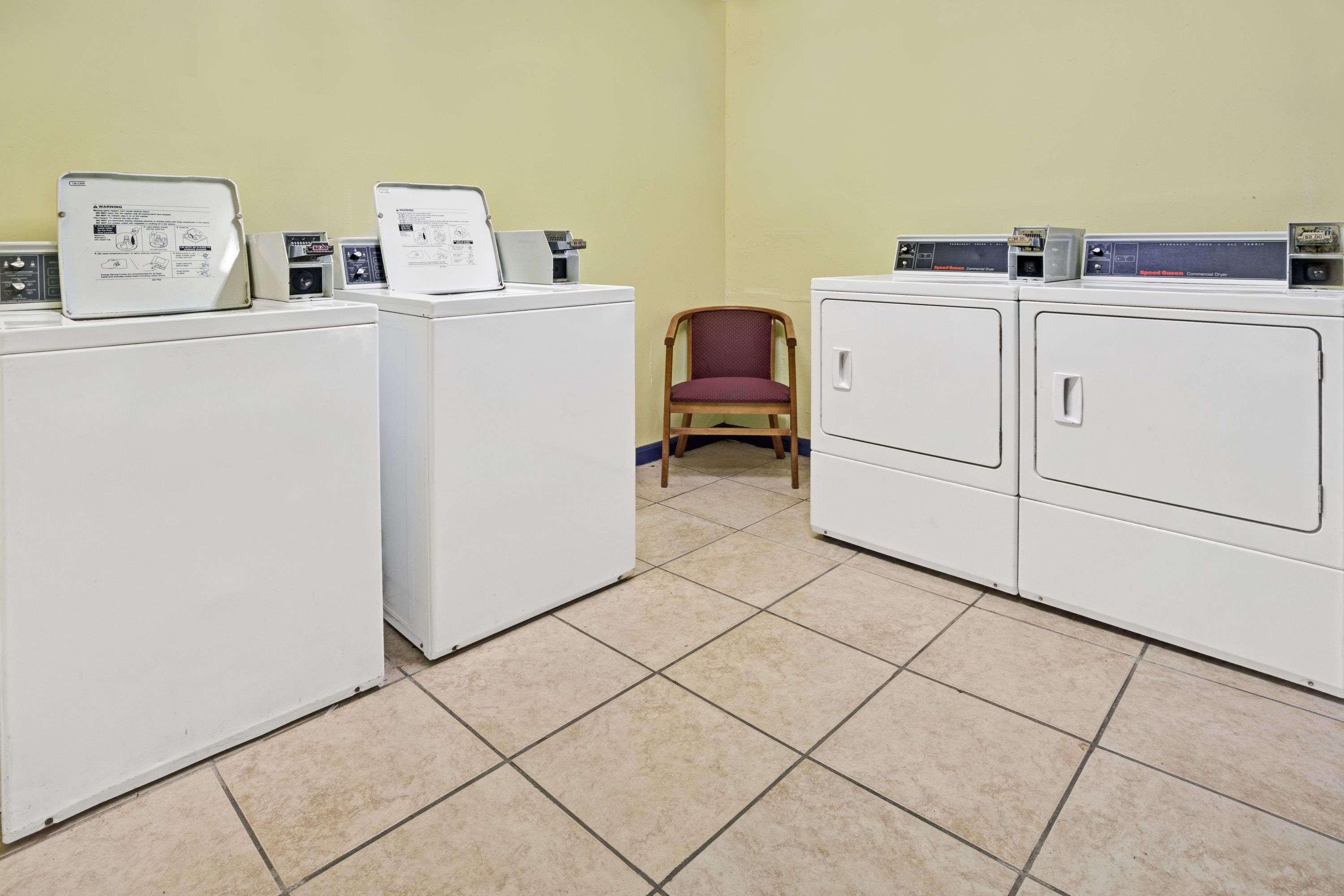 Days Inn By Wyndham Norfolk Military Circle Extérieur photo